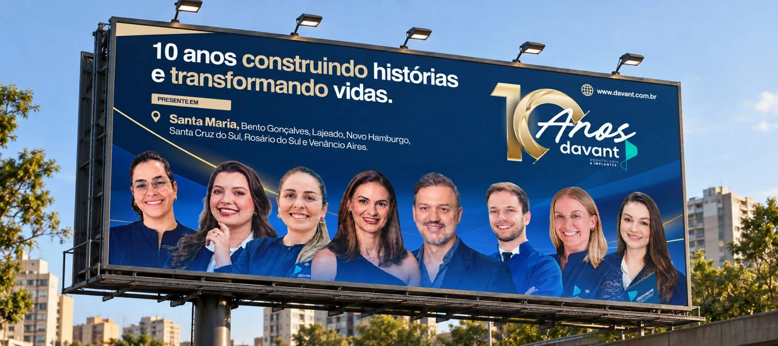 Outdoor comemorativo dos 10 anos da Davant com a equipe e as cidades atendidas pela rede